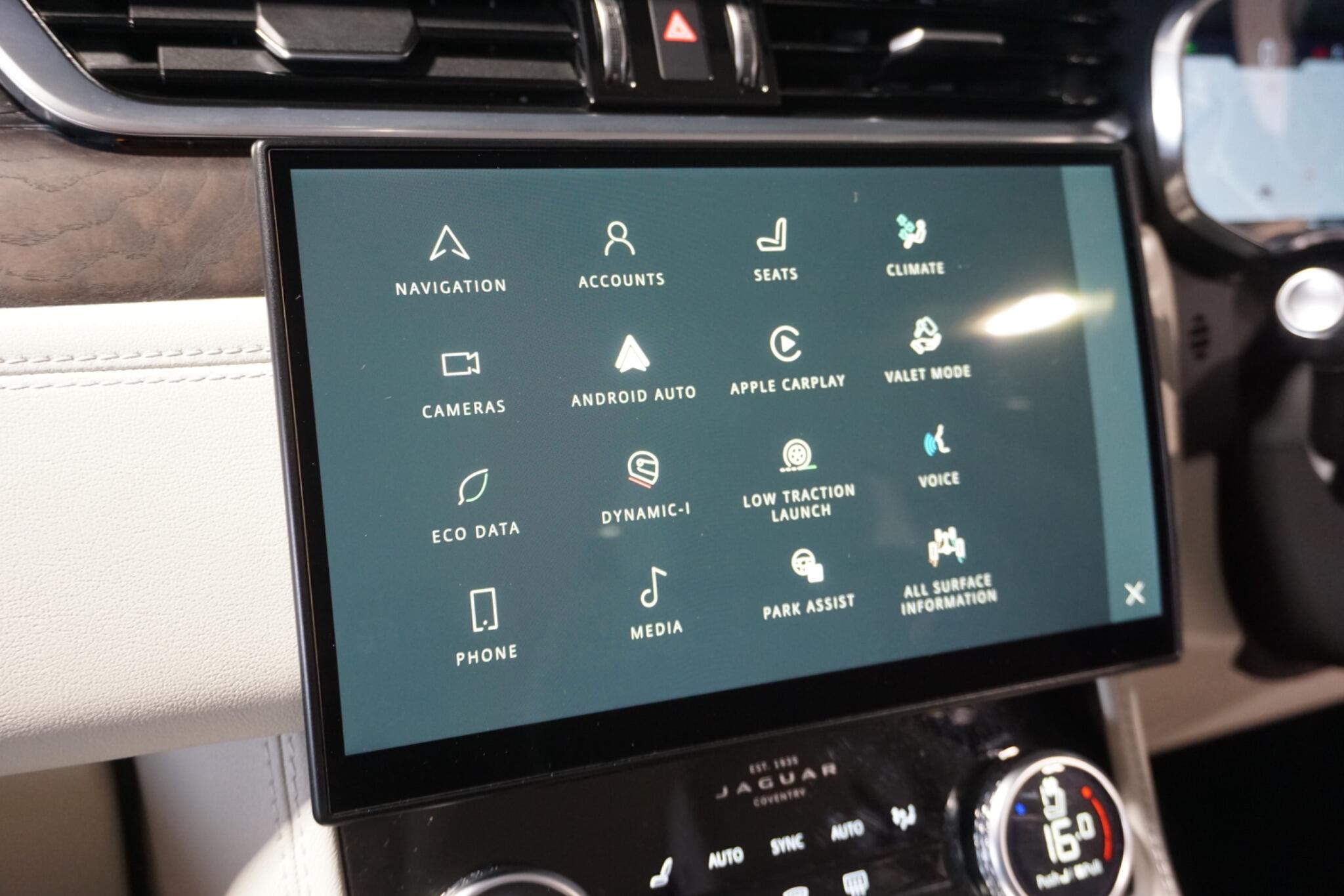 Jaguar F-PACE 3.0 D300 MHEV R-Dynamic SE SUV 5dr Diesel Auto AWD Euro 6 (s/s) (300 ps)